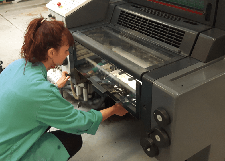 Presse offset personne devant