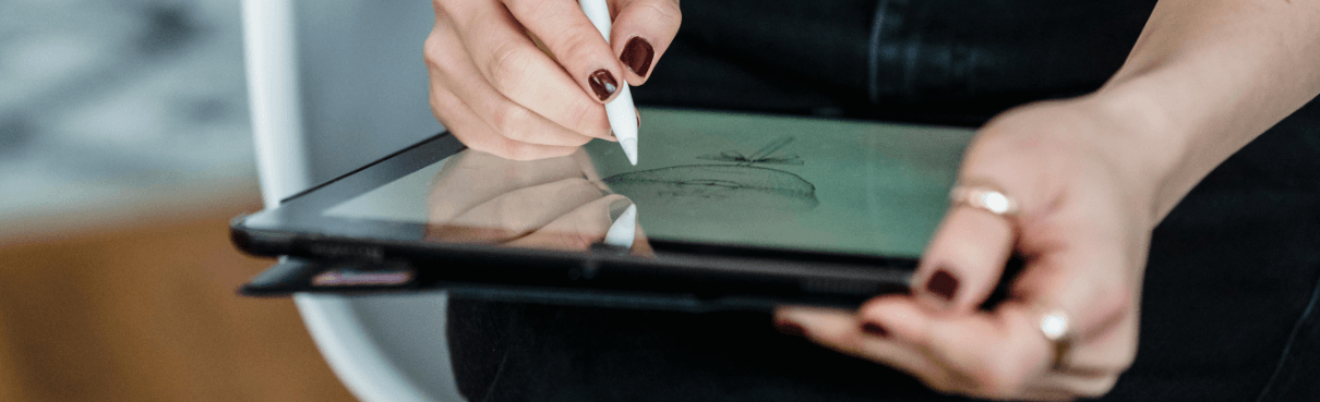 femme qui dessine sur un ipad 