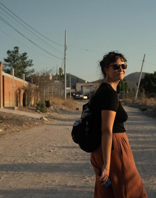 Vue de Justine de coté dans la rue