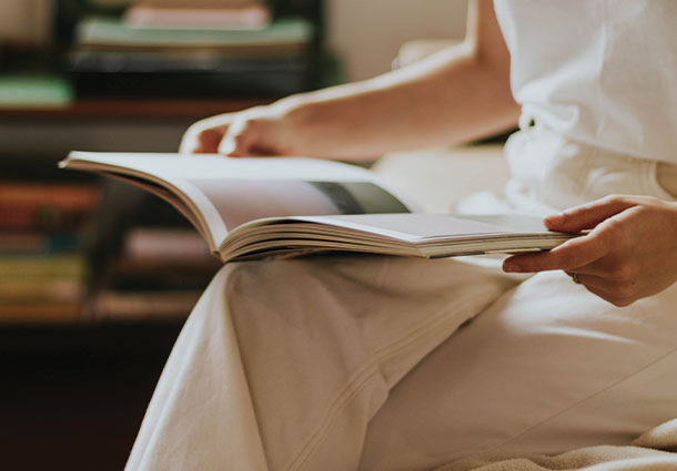 personne-qui-lit-un-magazine