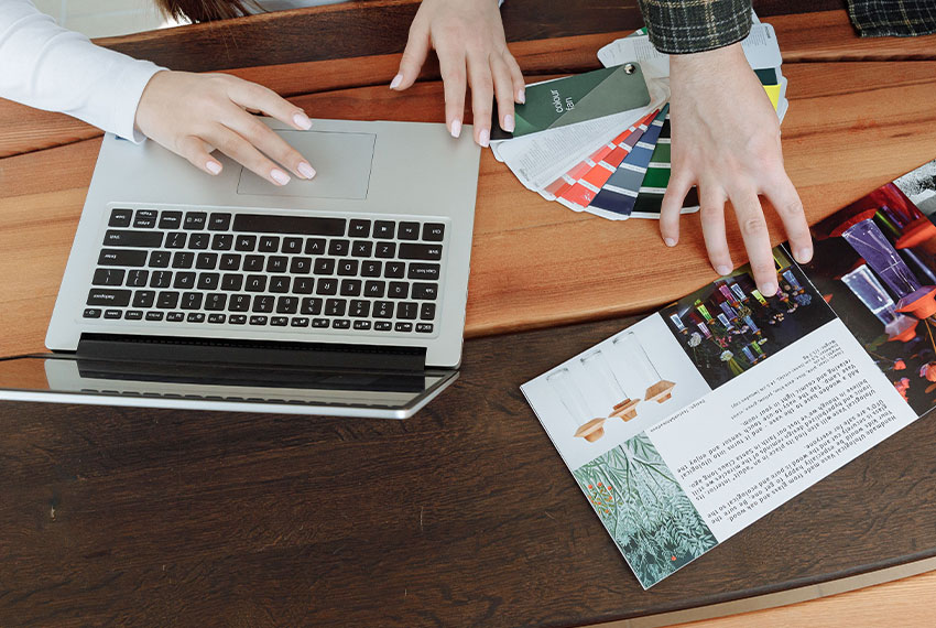 image d'un ordinateur posé sur une table